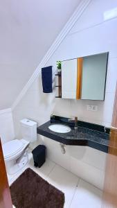 Ένα μπάνιο στο Casa completa em Praia Grande, 500 metros da praia