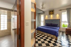 una camera da letto con un letto e un pavimento a scacchi di Unit Gold Apartment a Siem Reap