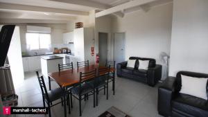 Nhà bếp/bếp nhỏ tại Fishos Hangout 1 - 1-21 Sinclair St