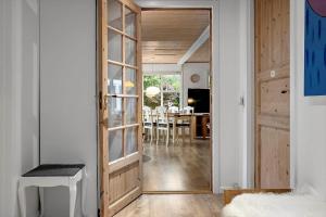 um quarto com uma porta que leva a uma sala de jantar em LF15195-Hojslev-Sneppevej-25 em Nørre Ørum