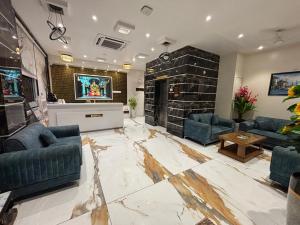 TuljapurThe Skyland Hotel And Restaurant的带沙发和壁炉的大客厅