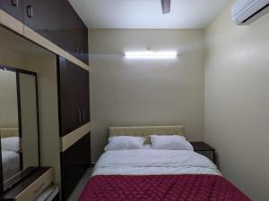 a bedroom with a large bed with a mirror at Sri Abirami Homestays in Tiruvannāmalai +7 photos