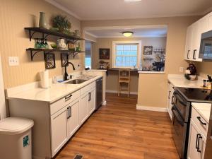 Kuchyň nebo kuchyňský kout v ubytování North Star Retreats