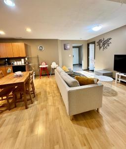 Μια τηλεόραση ή/και κέντρο ψυχαγωγίας στο Peaceful House with Backyard