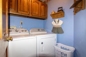 Köök või kööginurk majutusasutuses Sleeps 12! Main Level Primary Suite-Beautiful Backyard Oasis +35 fotot