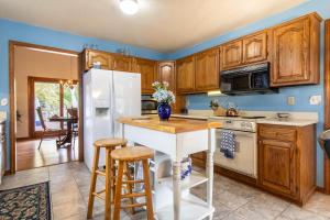 Köök või kööginurk majutusasutuses Sleeps 12! Main Level Primary Suite-Beautiful Backyard Oasis