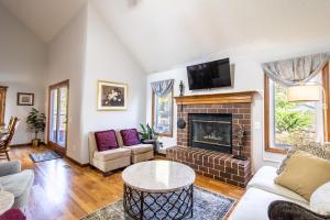 Istumisnurk majutusasutuses Sleeps 12! Main Level Primary Suite-Beautiful Backyard Oasis