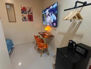 TV a/nebo společenská místnost v ubytování The Cat And The Kraken Paliton Jacuzzi Suites with Solar and Starlink