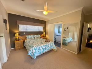 Giường trong phòng chung tại Cozy Retreat South Bunbury