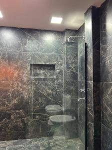 Ένα μπάνιο στο Habitación en casa de lujo +46 φωτογραφίες