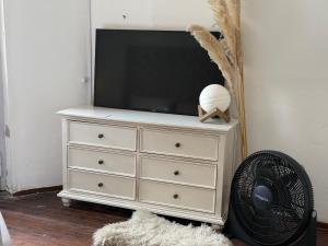 Μια τηλεόραση ή/και κέντρο ψυχαγωγίας στο Habitación en casa de lujo