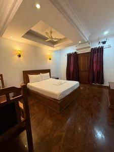 Postel nebo postele na pokoji v ubytování Rozana Retreats BeachVibe -kannur + 7 fotografií