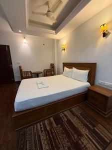 une chambre avec un grand lit et une table dans l'établissement Rozana Retreats BeachVibe -kannur, à Kannur 6 autres photos