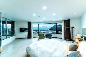 Μια τηλεόραση ή/και κέντρο ψυχαγωγίας στο Nine Boutique Hotel