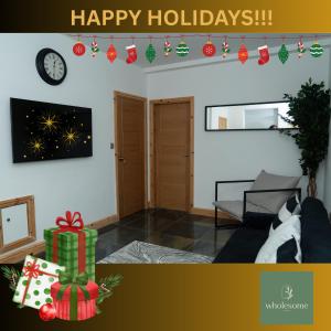 4 Bed Home, with 3 Bathrooms and Free Parking Home for Contractors & Workers- HOLIDAY PROMO FOR CHRISTMAS AND NEW YEAR في مانشستر: غرفة معيشة بها هدايا ولافتة مكتوب عليها عطلات سعيدة