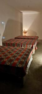 una camera da letto con due letti in una stanza di Mandalas Hideout a San Pedro La Laguna