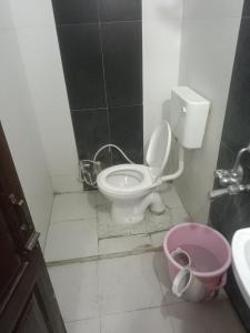 Ένα μπάνιο στο Cozy Home Stay Indore