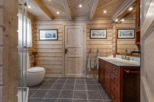 een badkamer met een toilet, een wastafel en een douche bij Timber Cabin With Panoramic Views At Spåtind in Etnedal +12 foto's