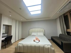 Postel nebo postele na pokoji v ubytování Clark Spacious Condo Studio with Balcony