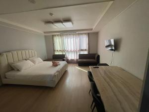 Posezení v ubytování Clark Spacious Condo Studio with Balcony