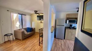 a small living room with a couch and a kitchen at Departamento Maderas in Tuxtla Gutiérrez