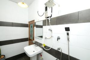 un baño con ducha y lavabo en Surf Dine, en Matara 92 fotos más