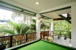 Un balcón con una mesa de billar en una casa. en Surf Dine, en Matara