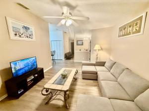 TV a/nebo společenská místnost v ubytování Grand Holiday 3BR Palms Condo near Disney Parks