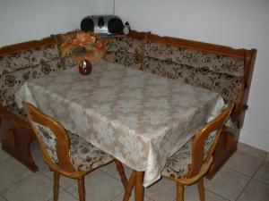 a table and two chairs with a vase on it at Fehaus Johannesberg in Waltershausen +7 photos