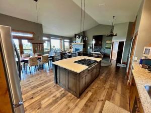 Kuchyň nebo kuchyňský kout v ubytování Hot Tub Mountain View Retreat near Mt Bachelor