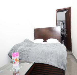 Postel nebo postele na pokoji v ubytování Siddhi Vinayak Residency By StayApart