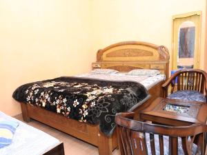 Postel nebo postele na pokoji v ubytování Siddhi Vinayak Residency By StayApart