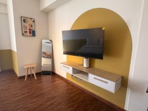 Et tv og/eller underholdning på K Avenue by Rilekbah + 2 billeder