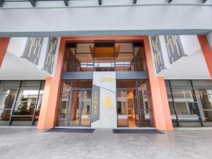 Facaden eller indgangen til K Avenue by Rilekbah