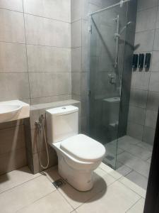 Et badeværelse på K Avenue by Rilekbah