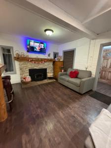 Μια τηλεόραση ή/και κέντρο ψυχαγωγίας στο Snuggle Inn Cabin