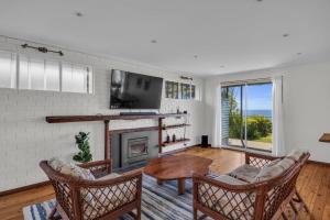 TV/trung tâm giải trí tại Ocean Lookout 69 Bunga St Magnificent ocean view