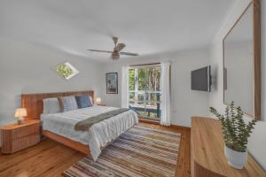 Giường trong phòng chung tại Ocean Lookout 69 Bunga St Magnificent ocean view