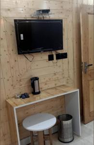 Una televisión o centro de entretenimiento en Grede View Retreat 2 fotos más