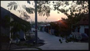 Východ nebo západ slunce při pohledu z venkovského domu nebo okolí