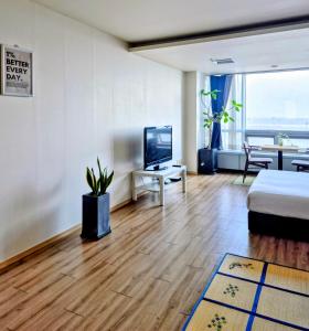 TV a/nebo společenská místnost v ubytování Cozy - Good Vibes Studio