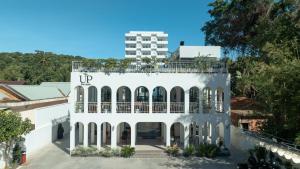 uma vista aérea de um edifício branco com uma varanda em The Up Hotel Phu Quoc Island - The Poolside Escape em Duong Dong