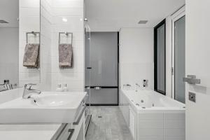 Vannituba majutusasutuses Stylish City Escape! Oaks Horizons +16 fotot