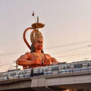 Una gran estatua de una mujer en lo alto de un puente. en The Hosteller Delhi, International Airport, en Nueva Delhi