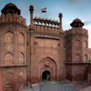 un gran edificio de ladrillo con una bandera encima en The Hosteller Delhi, International Airport, en Nueva Delhi