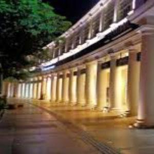 Una fila de columnas blancas en un edificio por la noche en The Hosteller Delhi, International Airport, en Nueva Delhi