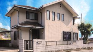 El edificio en el que está la casa vacacional