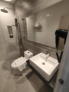 Ένα μπάνιο στο BLU-LIB Hotel