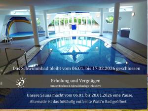 多鲁姆纽菲尔德Ferienwohnung de Uul mit Sauna und Schwimmbad的建筑物游泳池的传单