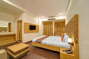 Ένα ή περισσότερα κρεβάτια σε δωμάτιο στο FabHotel New Rajdoot - Bhopal railway station platform no 6 +21 φωτογραφίες